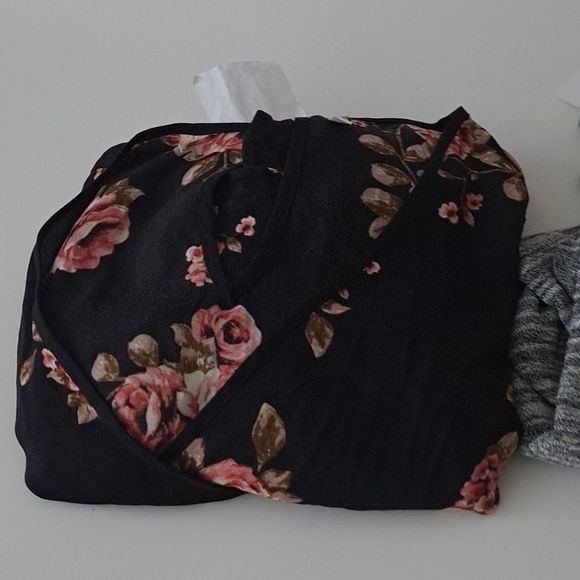 Bundle: Jumpsuit, shirt, bag, necklace and earring. - Picture 9 of 13